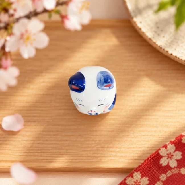 Chat Neko japonais porte-bonheur carpe Koi en porcelaine - Modern and Past Figurine japonaise chat Neko carpe Koi rouge Yakushigama - Modern and Past