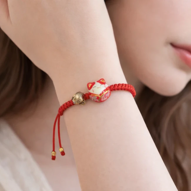 Bracelet porte-bonheur japonais chat Neko rouge au bras chez Modern and Past