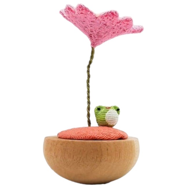porte-bonheur japonais grenouille et fleur de cerisier en culbuto