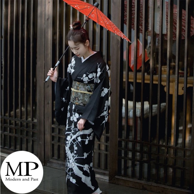 kimono japonais noir fleurs de sakura gris femme kimono traditionnel japonais femme noir motifs sakura gris