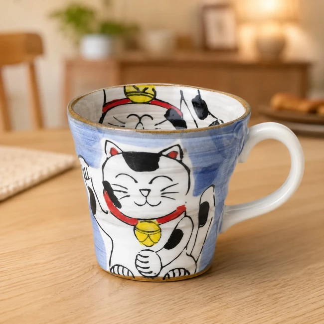 Mug japonais chat Kobiki Neko bleu vue de face Mug japonais chat Kobiki Neko bleu en céramique fait main au Japon Modern and Past