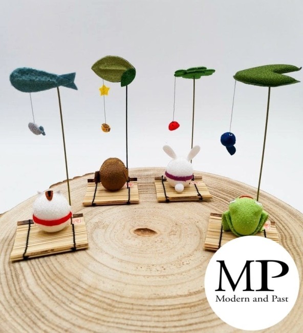 figurine porte-bonheur japonais Maneki Neko debout avec poissons en bambou