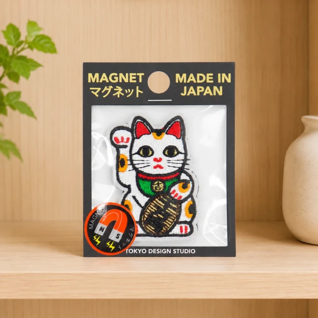 Magnet brodé Maneki Neko blanc fabriqué au Japon en emballage Modern and Past