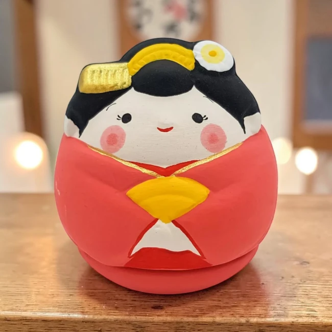 Figurine Fukumaru culbuto Maiko en terre cuite peinte à la main au Japon chez Modern and Past