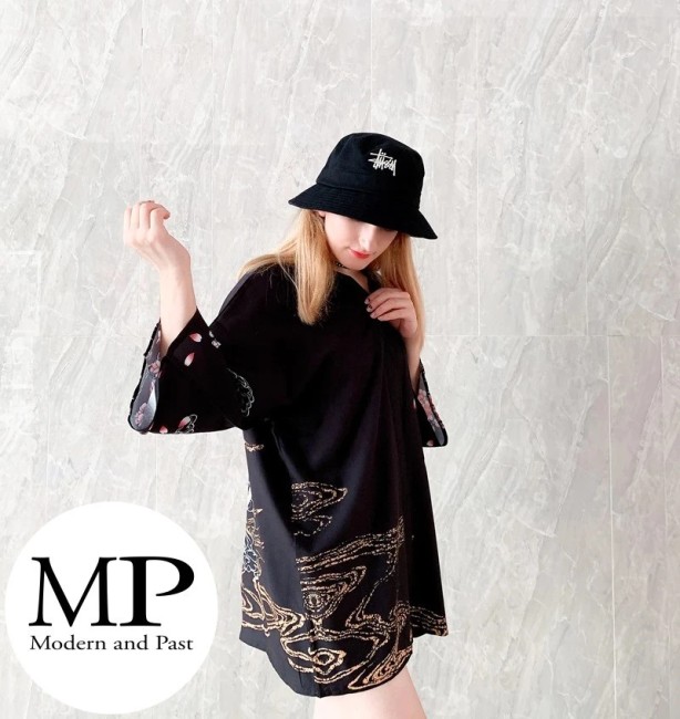 Kimono moderne japonais Carpe Koï et fleurs noir Kimono moderne japonais motif Carpe Koï et fleurs noir