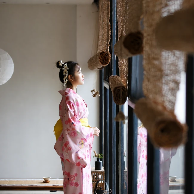 kimono traditionnel japonais femme rose motifs fleurs de sakura
