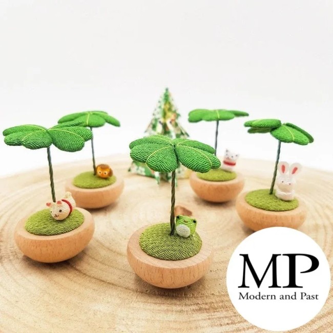 Porte-bonheur japonais lapin et trèfle à quatre feuilles en bois et tissu chirimen