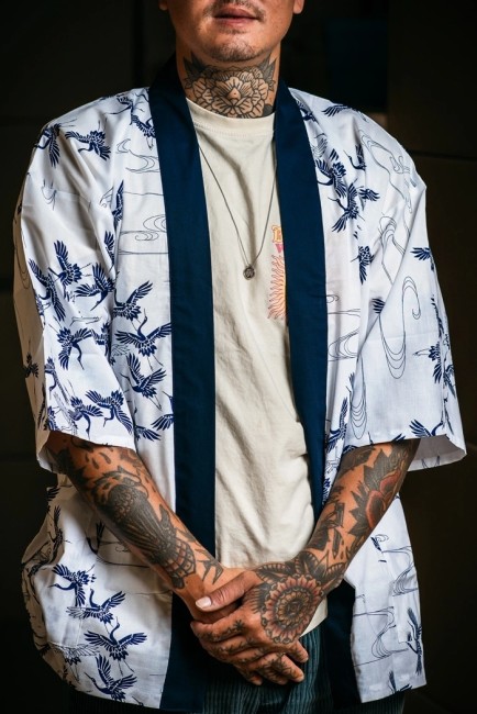 Haori japonais en coton blanc motif grues bleues fabriqué à Kyoto avec obi assorti