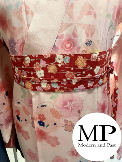 obi japonais rouge motifs petites fleurs