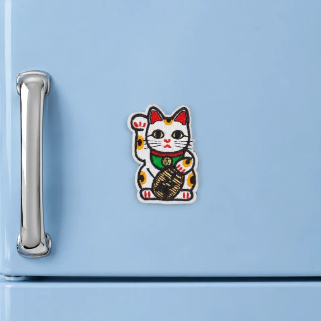 Magnet brodé chat blanc Maneki Neko sur réfrigérateur bleu Modern and Past