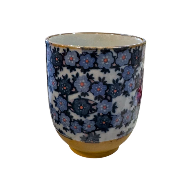 Tasse japonaise fleurs bleues en porcelaine - Modern and Past Tasse japonaise blanche à petites fleurs bleues en porcelaine Modern and Past
