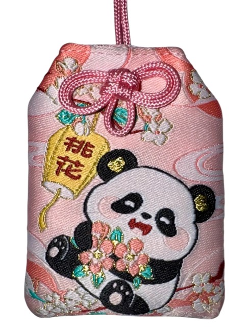 Amulette japonaise Omamori Panda – prospérité et bonheur – fabriquée au Japon Amulette japonaise Omamori Panda rose symbole de prospérité et bonheur fabriquée au Japon - recto