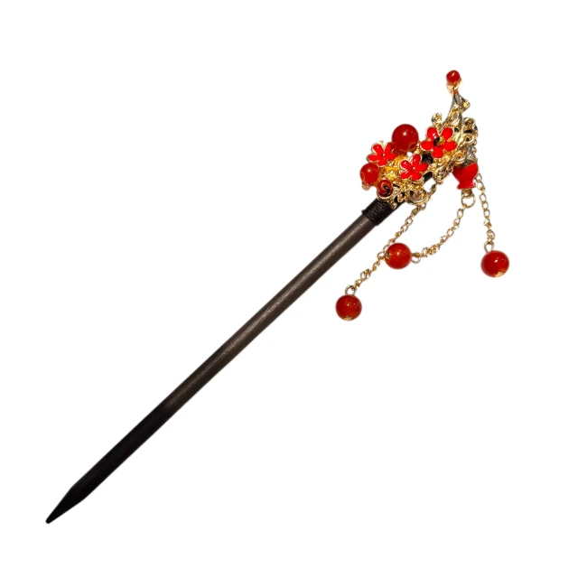 Pic à cheveux japonais en bois avec fleurs rouges et perles pendantes chez Modern and Past