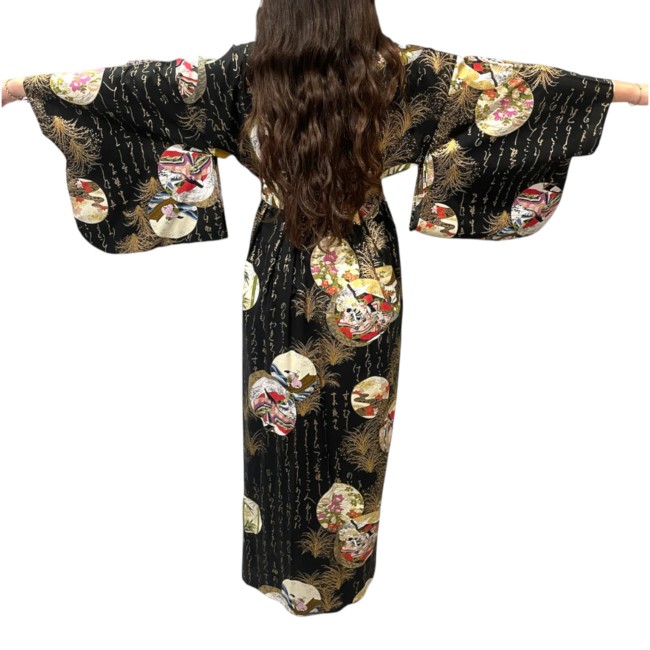 Yukata japonais femme noir avec Kanji et personnages