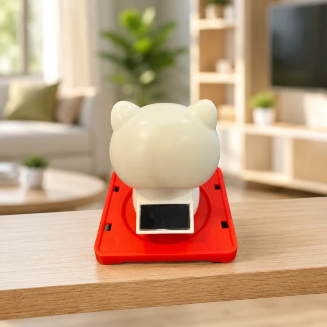Mini chat porte-bonheur mobile solaire Maneki Neko blanc sur socle rouge Modern and Past