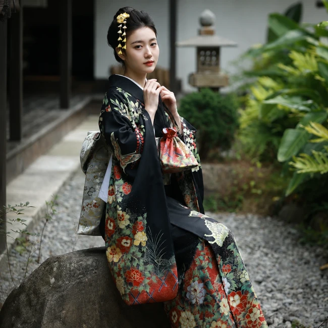 Kimono traditionnel japonais femme noir à motifs floraux