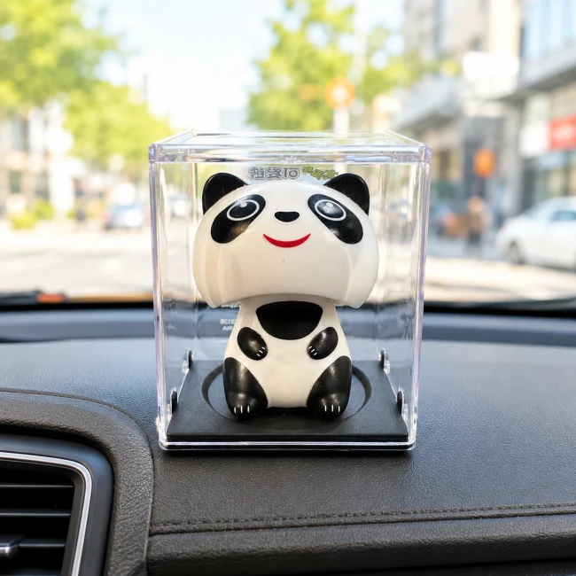 Mini panda solaire blanc et noir sur tableau de bord Mini panda porte-bonheur solaire blanc et noir sur tableau de bord Modern and Past