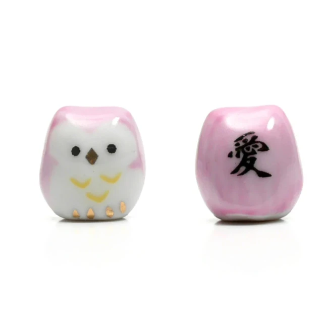 Figurines tiny hibou Fukuro en porcelaine rose chez Modern and Past