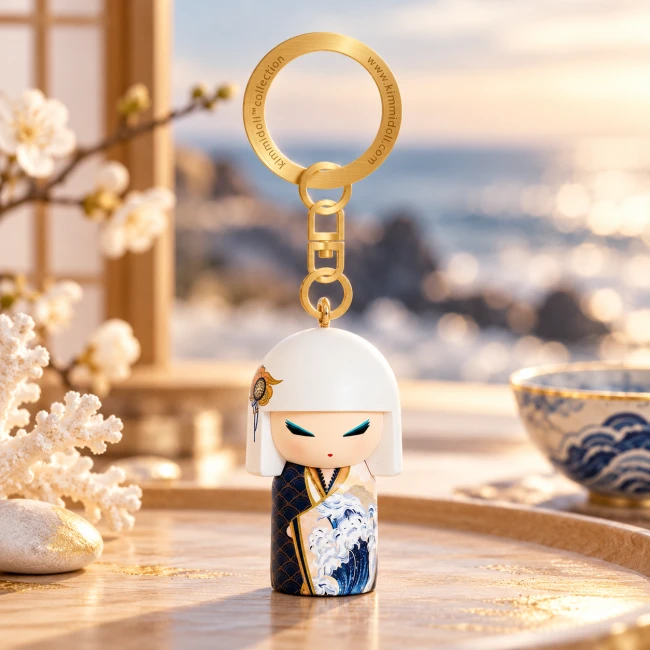 Porte-clés Kimmidoll Minami – Résilience | Modern and Past Porte-clés Kimmidoll Minami, mini Kokeshi japonaise blanche aux motifs de vagues – Modern and Past