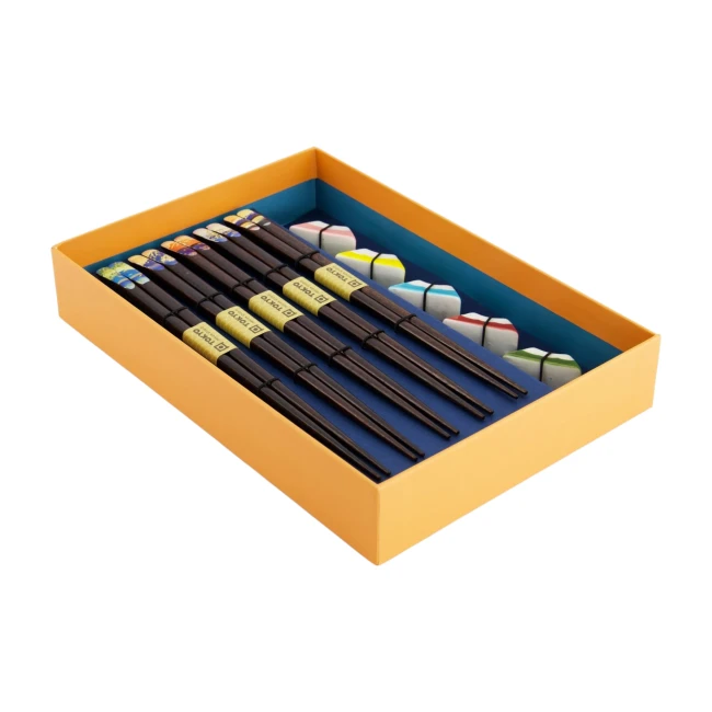 Coffret de baguettes Mont Fuji Tokyo Design Studio avec 5 paires et 5 repose-baguettes chez Modern and Past