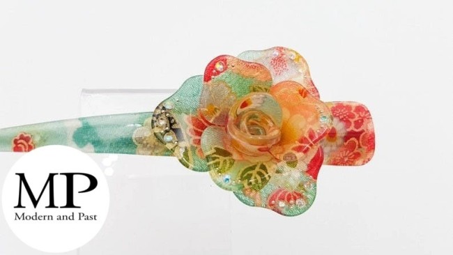 Grande pince à cheveux, fleur japonaise en tissu chirimen, résine transparente - vert - fabriqué au Japon - Magasin japonais | Modern and Past à Brest Grande pince à cheveux, fleur japonaise en tissu chirimen, résine transparente - vert - fabriqué au Japon - Magasin japonais | Modern and Past à Brest