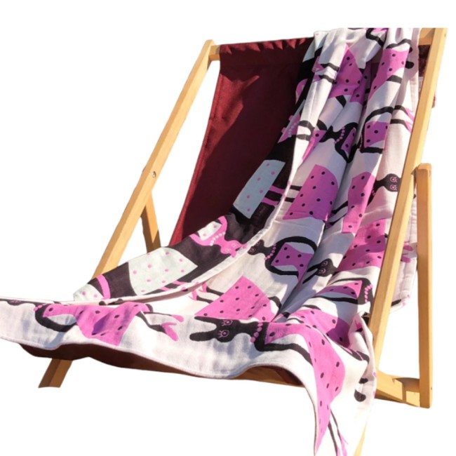 Plaid japonais Dress Usagi rose en coton Atsuko Matano <h3>Un plaid japonais doux et polyvalent signé Atsuko Matano</h3> <p> Ce <strong>plaid japonais Dress Usagi</strong> en gaze de <strong>coton 100 %</strong> séduit par sa douceur, sa légèreté et son motif emblématique de <strong>lapins habillés</strong>,