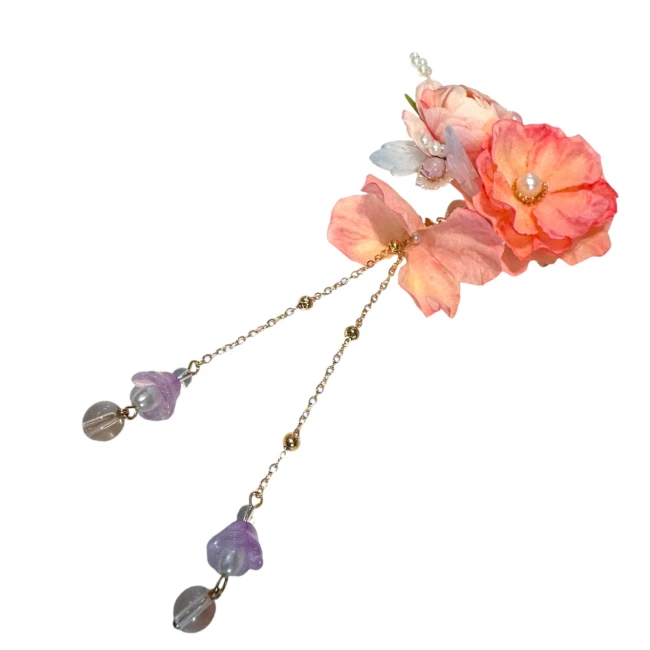 Pince à cheveux japonaise rose pâle pendants floraux Modern and Past Pince à cheveux japonaise rose pâle à pendants floraux Modern and Past