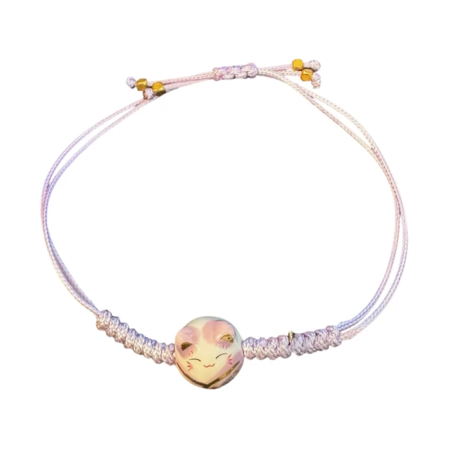 Bracelet porte-bonheur japonais chat Neko mauve fait main chez Modern and Past