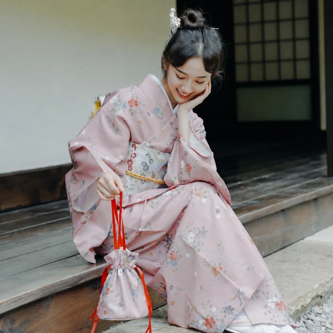 Kimono japonais traditionnel rose pâle à fleurs pour femme Kimono traditionnel japonais femme rose pâle motifs floraux