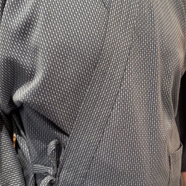 Détail motif Sashiko du Samue Japonais Gris détail du tissu sashiko gris clair et gris foncé