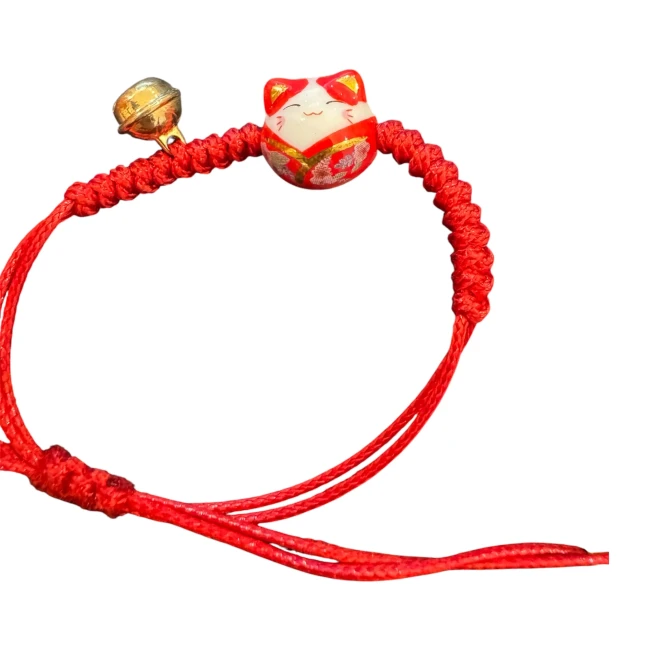 Bracelet porte-bonheur japonais chat Neko rouge fait main chez Modern and Past