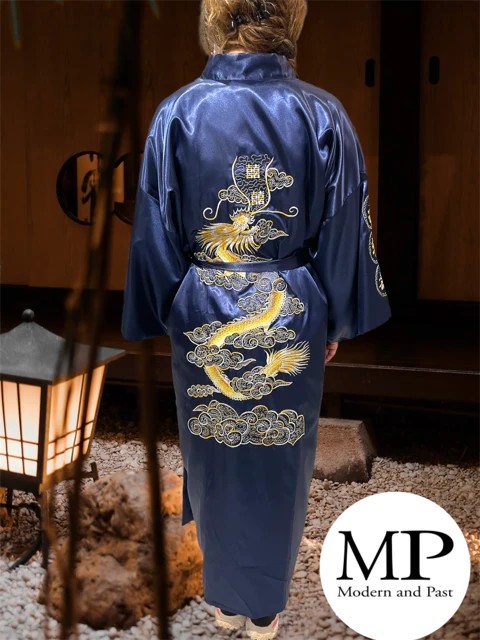 Peignoir bleu japonais – motif dragon brodé Dos du peignoir japonais bleu dragon brodé