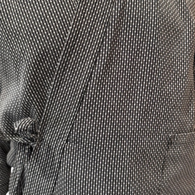 Détail du motif Sashiko du Samue Japonais détail tissu sashiko noir et blanc samue japonais