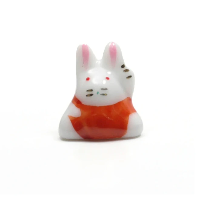 Figurines lapin Usagi heureux en porcelaine rouge chez Modern and Past
