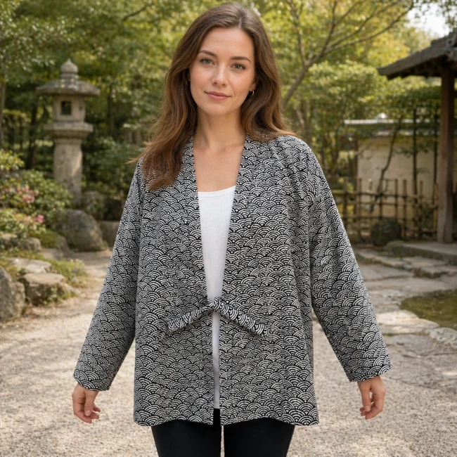 Veste Haori femme en coton motif Nami noir et blanc portée semi ouverte avec attache centrale - Modern and Past