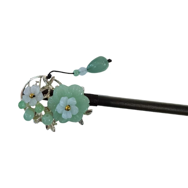 Pic à cheveux japonais en bois avec fleur verte et blanche et pendant cristal chez Modern and Past