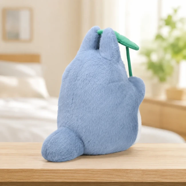 Vue de profil peluche Dondoko Totoro bleu Mon Voisin Totoro Modern and Past