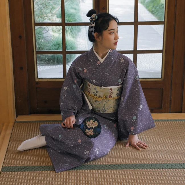 Kimono traditionnel japonais femme violet à fleurs Kimono traditionnel japonais violet pour femme à motifs fleurs