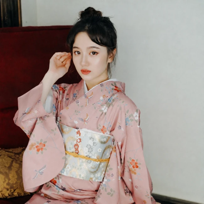Kimono japonais traditionnel rose pâle à fleurs pour femme Kimono traditionnel japonais femme rose pâle motifs floraux