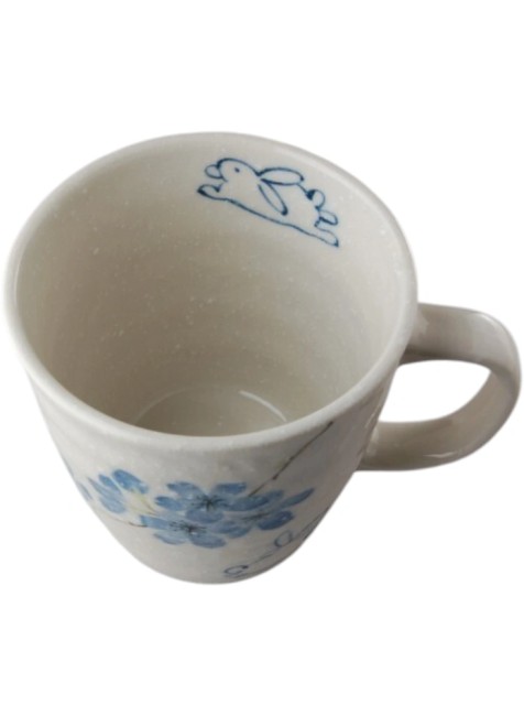 Tasse japonaise Hana Usagi Bleu en porcelaine peinte à la main avec lapin et fleurs fabriquée au Japon
