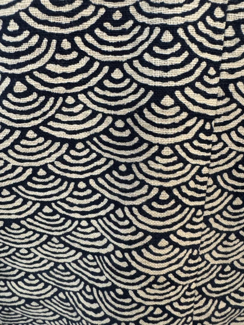 Détail du tissu japonais en coton motif Nami noir et blanc pour veste Haori femme - Modern and Past