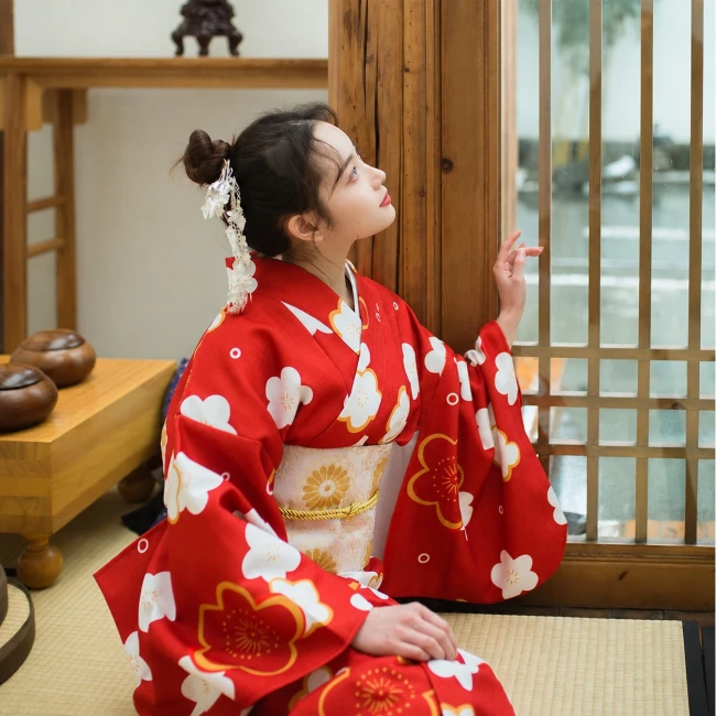 Kimono japonais femme rouge à motifs floraux Kimono traditionnel japonais femme rouge à fleurs porté sans obi