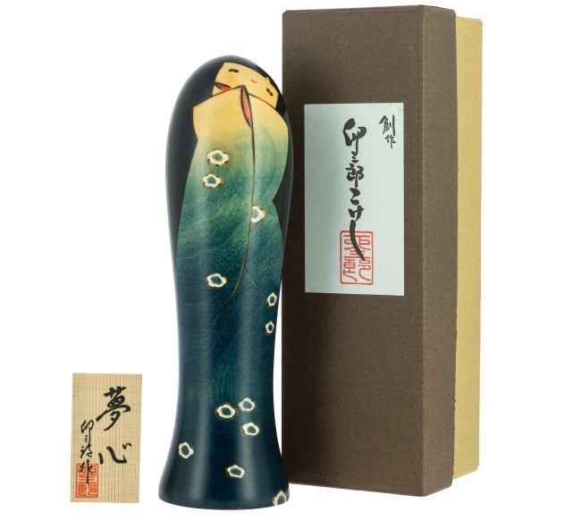 Kokeshi Yumeshin japonaise 20 cm faite main au Japon - Modern and Past Poupée japonaise Kokeshi Yumeshin verte faite main au Japon - Modern and Past