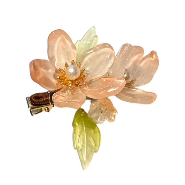 Pince à cheveux japonaise fleur rose pâle en verre face - Modern and Past Pince à cheveux japonaise fleur rose pâle en verre vue de face Modern and Past