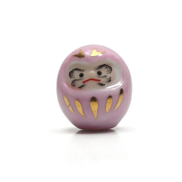 Figurines Tiny Lucky Daruma en porcelaine rose chez Modern and Past