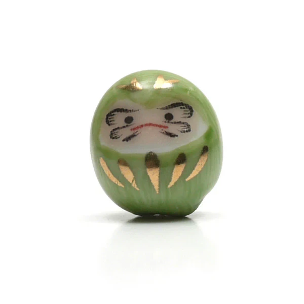 Figurines Tiny Lucky Daruma en porcelaine vert chez Modern and Past