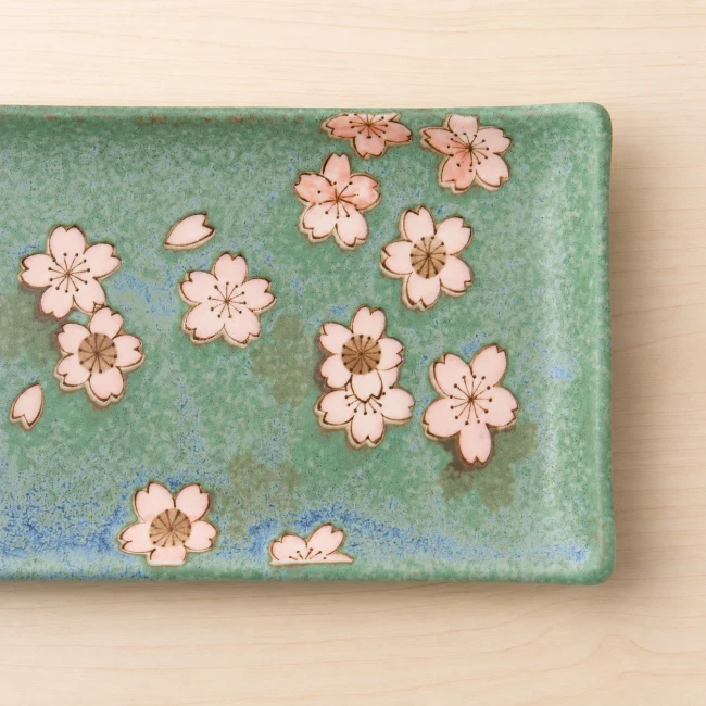 Assiette japonaise rectangulaire verte motifs Sakura Assiette japonaise rectangulaire verte Sakura faite main au Japon Modern and Past