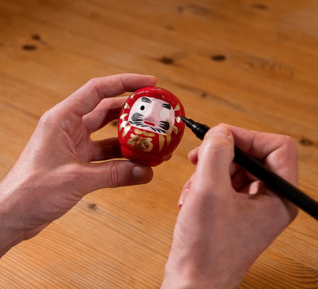 Daruma traditionnel rouge moyen porte-bonheur japonais