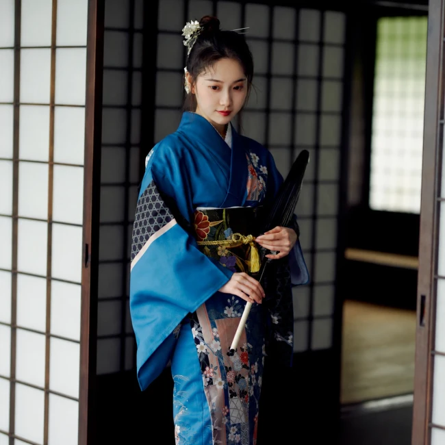 Kimono japonais traditionnel pour femme aux motifs à fleurs de couleur bleu Kimono japonais traditionnel pour femme - motifs et fleurs - bleu - Modern and Past à Brest - boutique japonaise - cosplay