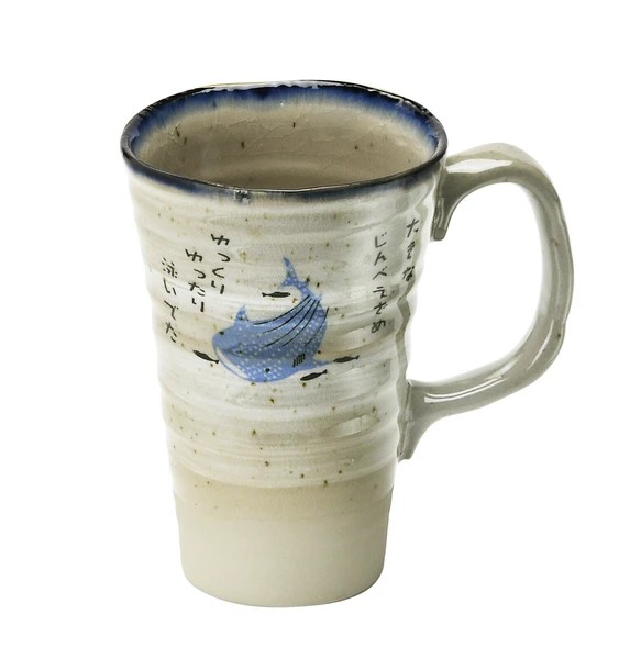 Mug japonais Ofuke Jinbei – porcelaine Toki Minoyaki – fabriqué au Japon Mug japonais Ofuke Jinbei en porcelaine Toki Minoyaki avec requin-baleine bleu fabriqué au Japon